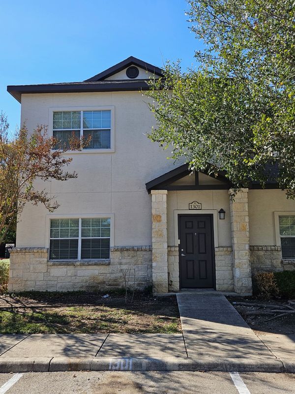 Building Photo - 1000 Diamond Dr