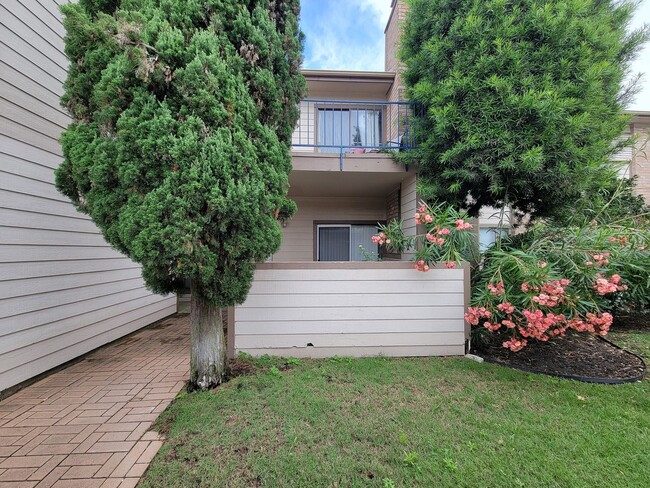 Building Photo - Spacious one of a kind 2 bedroom 2 bath condo in excellent condition. Entire condo has been paint...