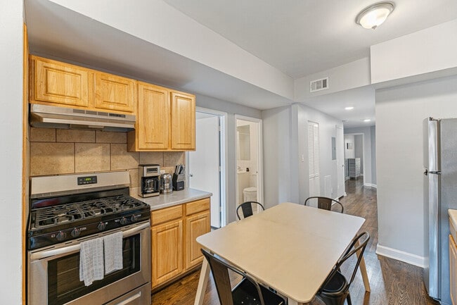 Building Photo - 909 W Agatite Ave