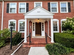 Building Photo - Charming 1 Bed 1 Bath Condo In Amenity-filled Fairlington Villages - Water Included