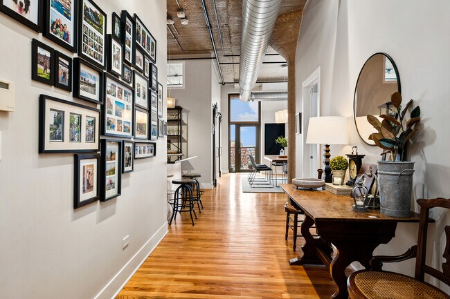 Building Photo - 758 N Larrabee St