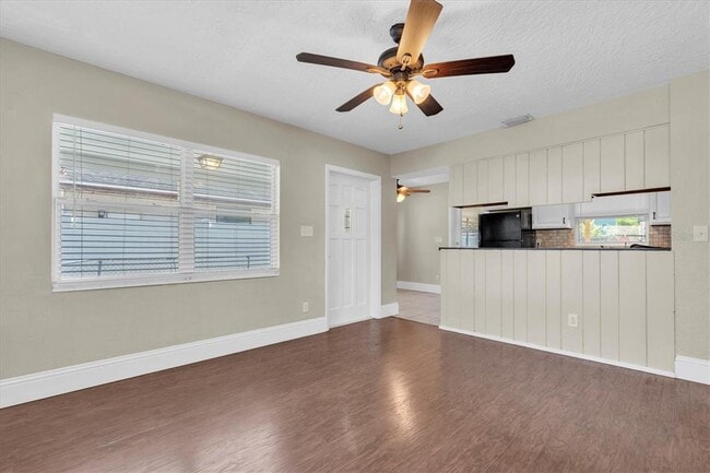 Building Photo - 618 Glenoak St N