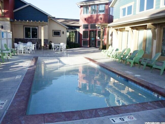 Building Photo - Spacious 2 Bedroom Townhome at The District!