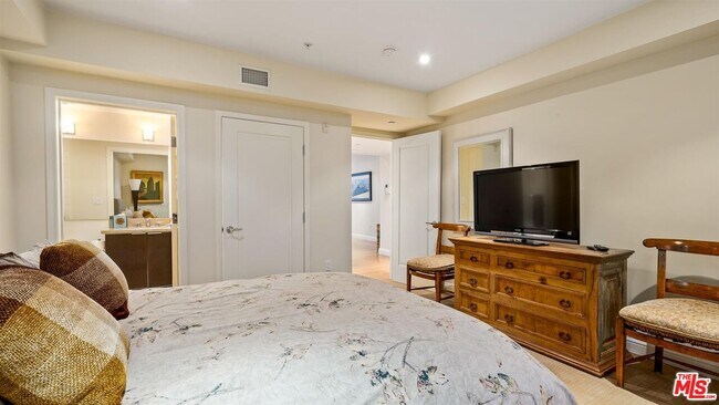 Building Photo - 1825 Fox Hills Dr