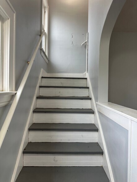 Building Photo - 819 W 18th St