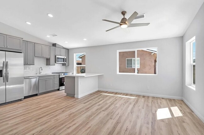 Building Photo - 4 bed 3 bath Prime Location!