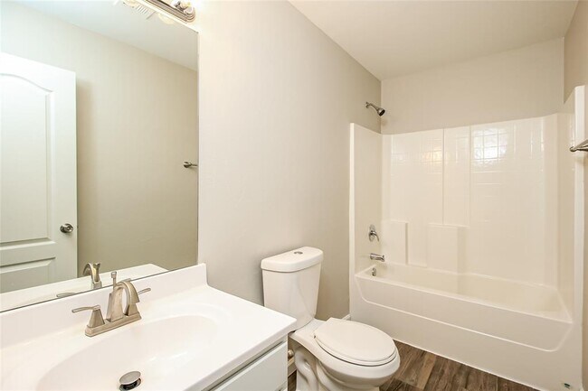 Building Photo - 7108 Meadow Lake Dr