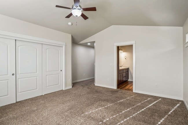 Building Photo - 4 Bedroom Home: Fenced Backyard & Great Location!