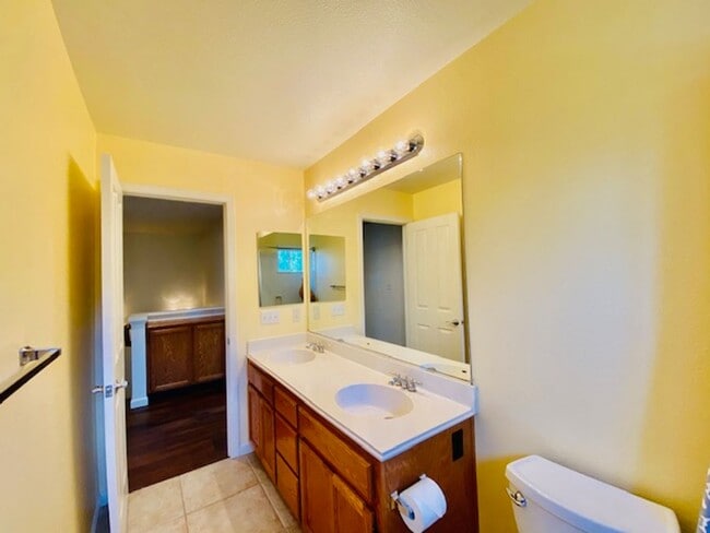 Building Photo - Elegant and Move-In Ready 4BD/3BA, Two-Sto...