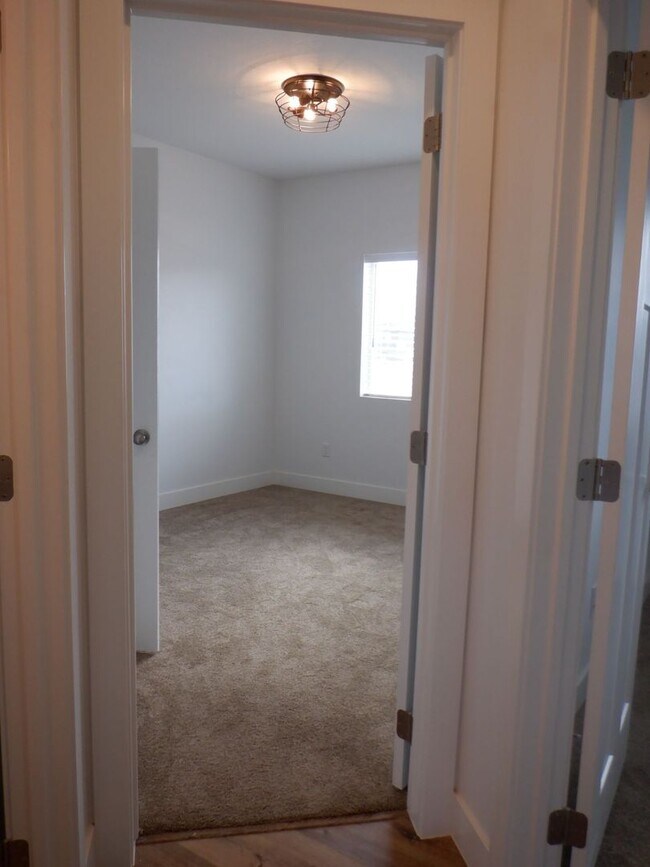 Building Photo - 3 Bed 2 bath with 2 car attached garage