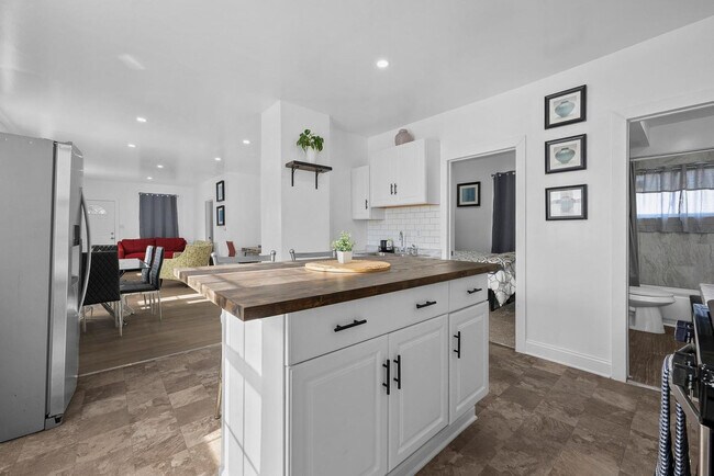 Building Photo - 4878 Tarnow St