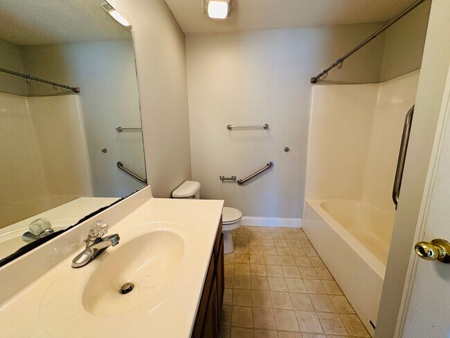 Building Photo - 2BR/2BA condo – Vaulted Ceilings, Granite Kitchen & Prime North Knoxville Location