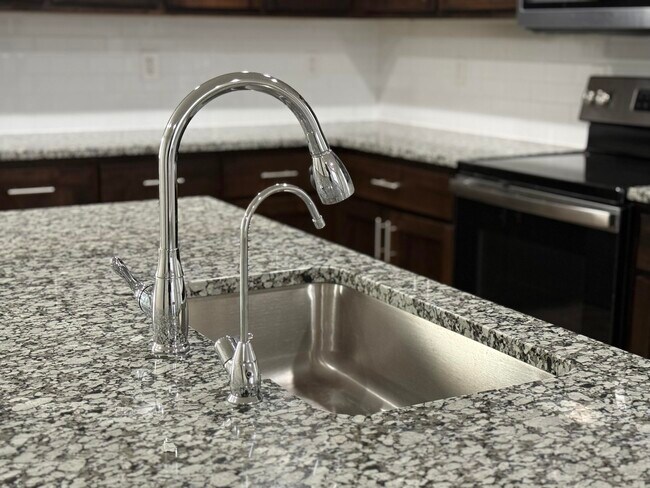 Building Photo - 633 S Southgate Dr