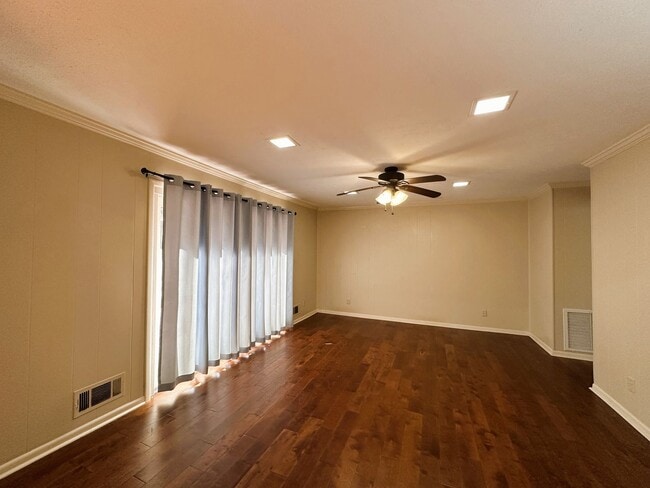 Building Photo - Move in Incentive!