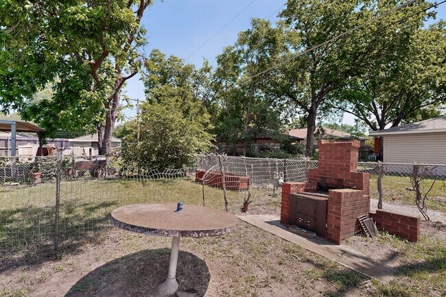 Building Photo - 2104 Hillburn Dr