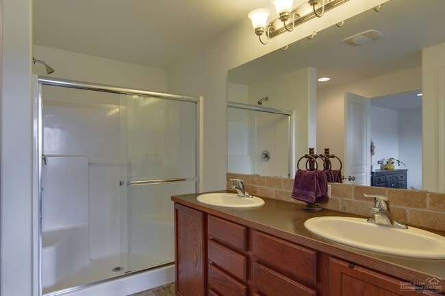 Building Photo - Move in ready home located on the SW side ...