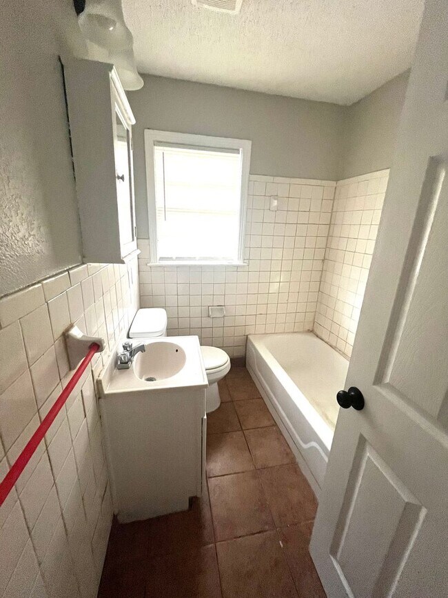 Building Photo - Renovated house in quite Neighborhood