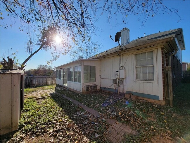 Building Photo - 1001 Acanthus St