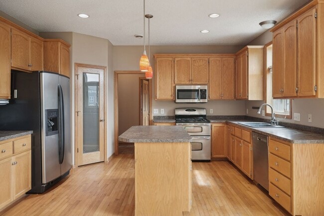 Building Photo - Gorgeous Single Family Home - June 1st Mov...