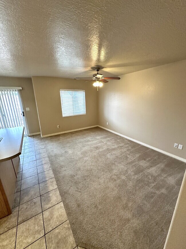 Building Photo - Townhome in prime location