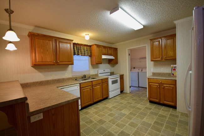 Building Photo - Spacious Home in the Country