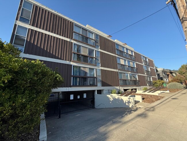 Building Photo - 2211 Carleton St