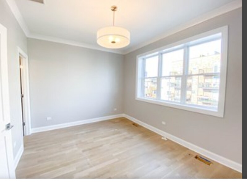 Building Photo - 3343 N Kenmore Ave