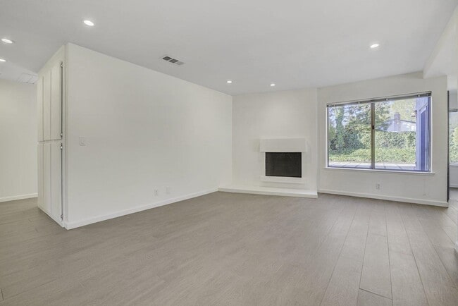 Building Photo - 312 N Alamo Dr