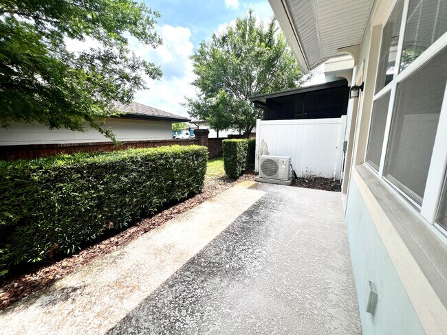 Building Photo - 1043 Taramundi Dr