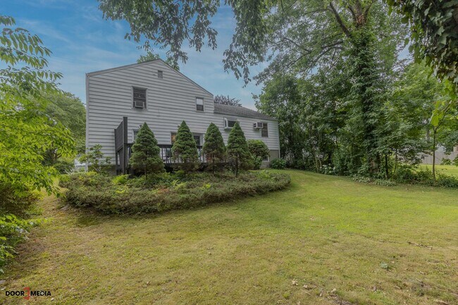 Building Photo - Short Term Furnished Rental -3 Bedroom Spl...