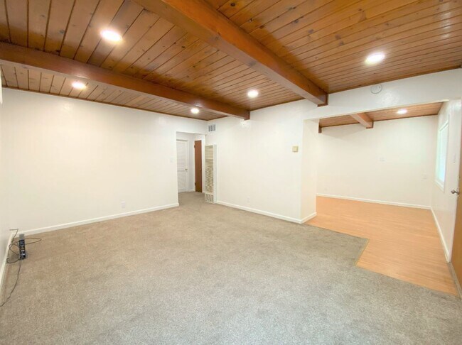 Building Photo - 605 Barney St