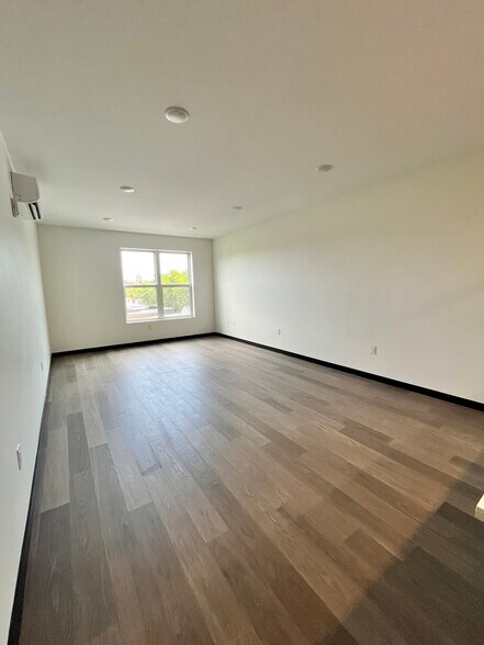 132 Mallory Ave 506 - 138 Mallory Ave