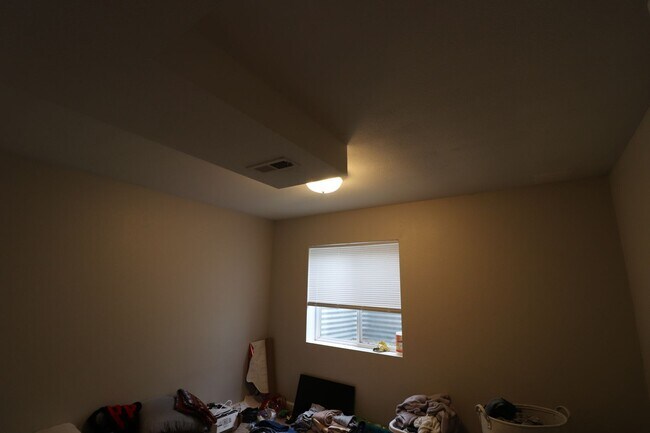 Building Photo - Spacious Town House for Rent