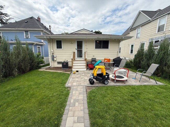 Building Photo - Beautifully Updated 4 Bed 2 Bath St.Paul S...