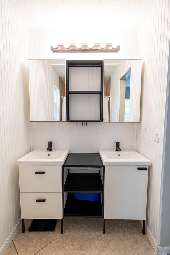 Building Photo - 4679 Inisheer Dr