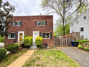 Building Photo - Spacious 3 Bed 2 Bath Semi-Detached Brick ...