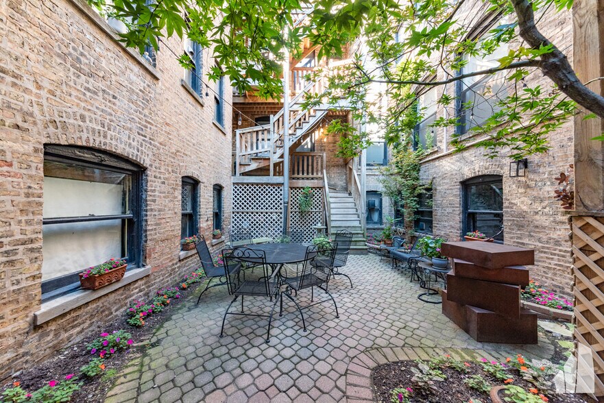 Building Photo - 450 W Surf St