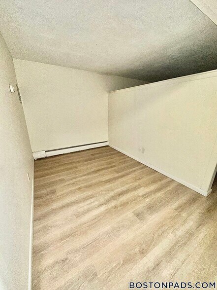 Building Photo - 24 Whites Ave