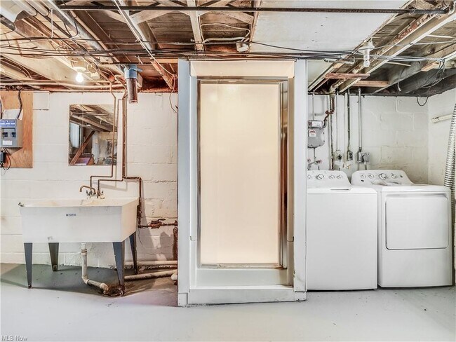 Building Photo - 1023 Sackett Ave