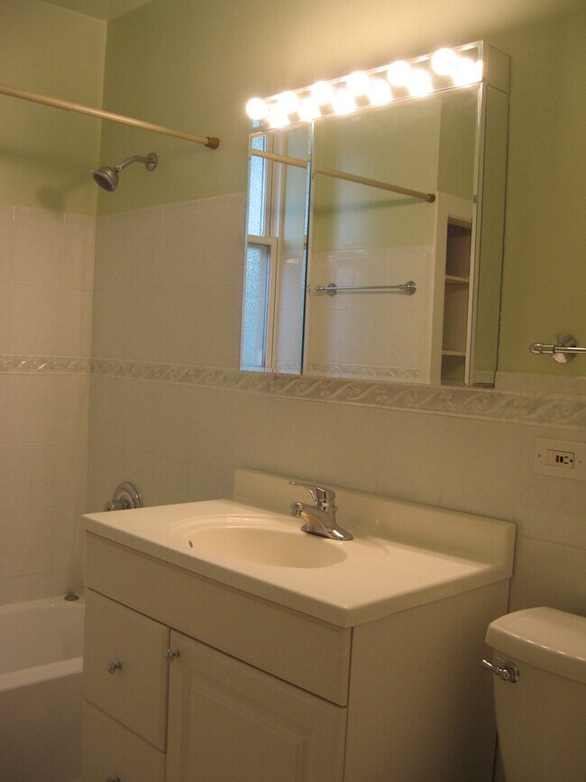 Building Photo - 3916 N Kildare Ave