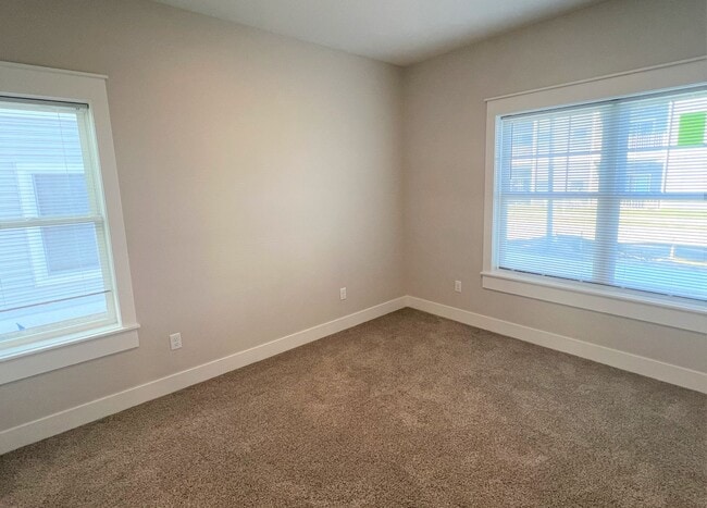 Building Photo - Three Bedroom Townhome