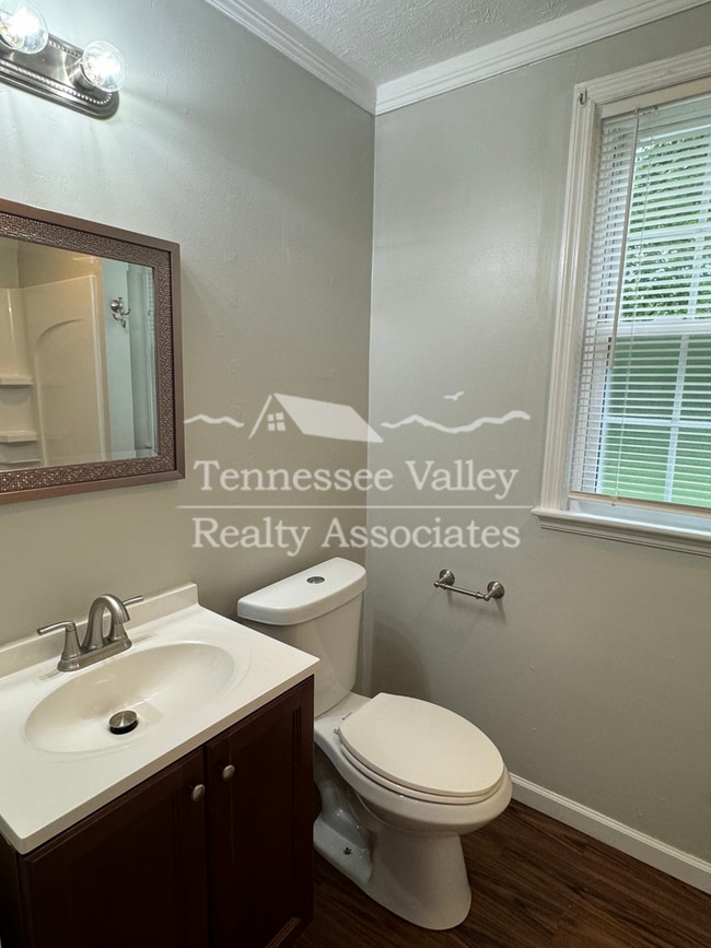 Building Photo - UPDATED 2 BED/1 BATH with carport right ne...