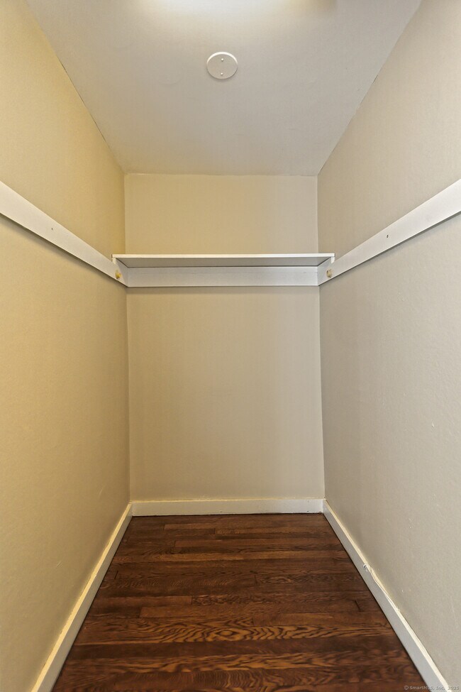 Building Photo - 562 Amity Rd