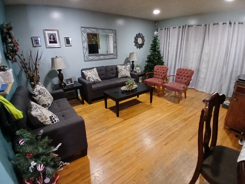 Building Photo - 8900 Swinton Ave