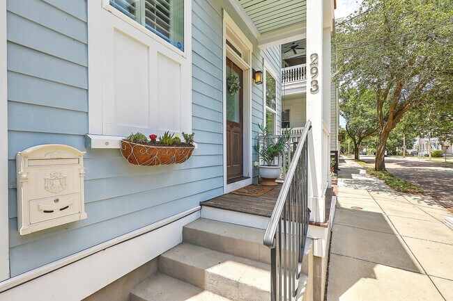 Building Photo - RARE Gem -- Downtown CHS Home!
