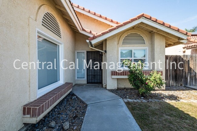 Building Photo - 3 Bedroom/2 Bath Home in the Southwest - $2295 Per Month!