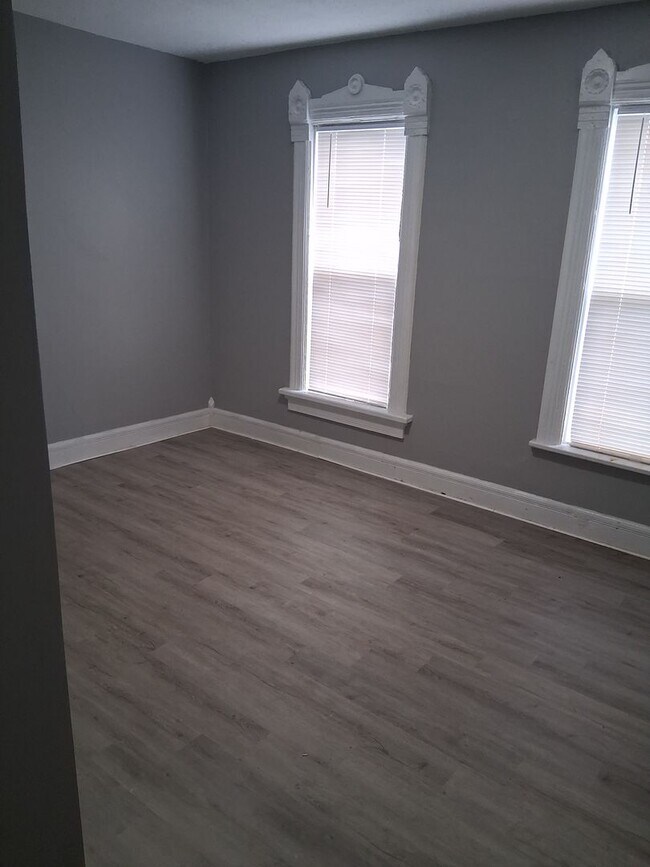 Building Photo - Updated 3 Bed, 1 Bath in Dayton close to everything