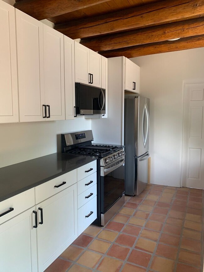 Building Photo - Renovated Santa Fe Home!!