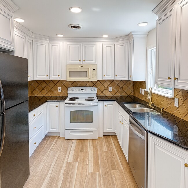 Building Photo - Stunning Renovated 4-Bedroom Home with Gor...