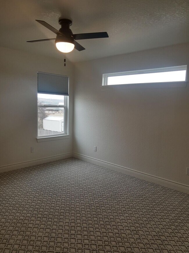 Building Photo - Kerrville, TX  Custom Build Home Ready for Immediate Move In